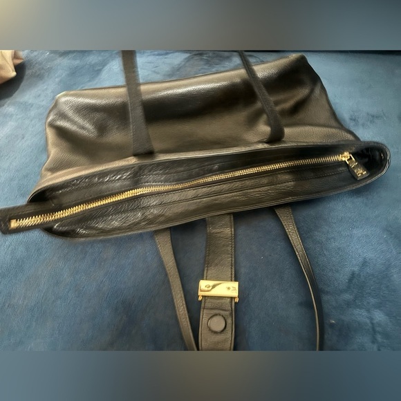 Tory Burch Meyer Plaque Pebbled Leather Tote Bag in black - Picture 5 of 15